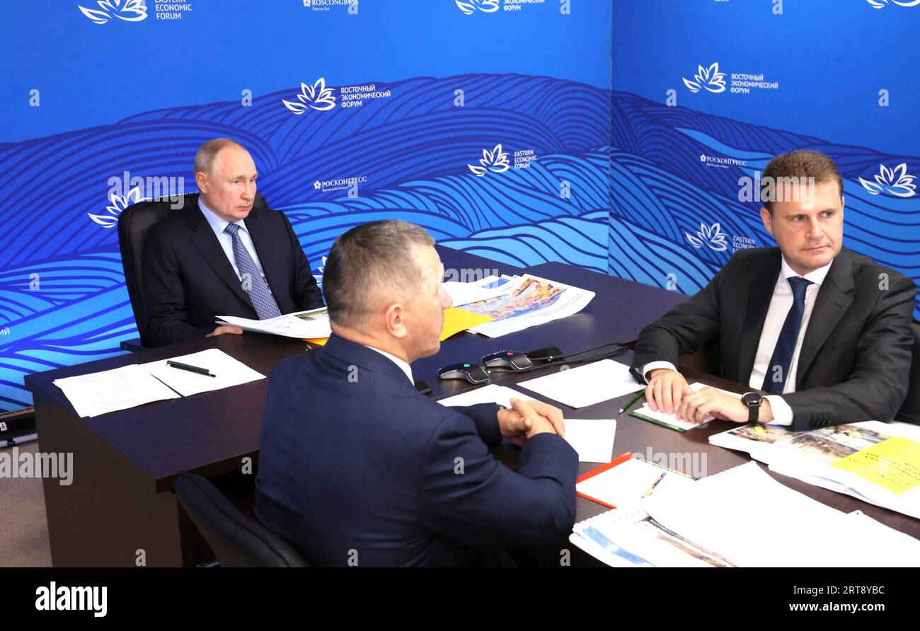 Wladiwostok, Russland. September 2023. Der russische Präsident Wladimir Putin, links, hält am 11. September 2023 in Wladiwostok, Russland, eine Videokonferenz über die wirtschaftliche Entwicklung fernöstlicher Regionen ab. Zusammen mit Putin Fernost und dem arktischen Minister Alexej Tschekunkow, rechts, und stellvertretendem Premierminister Juri Trutnew, Mitte. Kredit: Mikhail Metzel/Kreml Pool/Alamy Live News Stockfoto