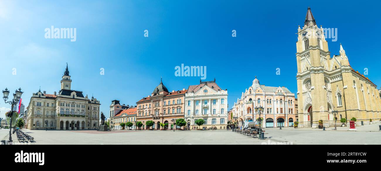 Freedom Square Panorama mit Rathaus und Name der Marienkirche, Novi Sad, Vojvodina, Serbien Stockfoto