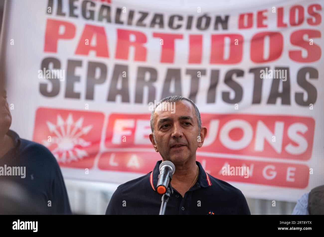 Madrid, Spanien. September 2023. Manuel Andrino, Führer von „La Falange“, sprach während eines Protestes der rechtsextremen Partei „Falange Española de las JONS“. Die rechtsextreme Partei fordert das Verbot politischer Parteien und Vereinigungen, die den Separatismus fördern, während eines Protestes, der mit dem katalanischen Nationalfeiertag, auch bekannt als "Diada", zusammenfällt. Quelle: Marcos del Mazo/Alamy Live News Stockfoto