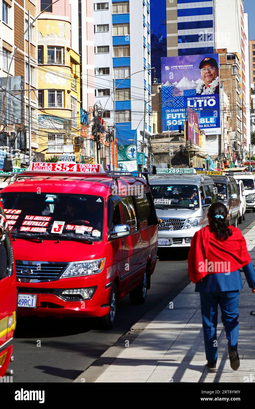 La Paz, BOLIVIEN; 11. September 2023: Staus auf Av 6 de Agosto im Zentrum von La Paz, mit dem bolivianischen Präsidenten Luis Arce Catacora auf einer Horde, die die "Industrialisierung von Lithium, einen großen Schritt in Richtung einer nachhaltigen Zukunft für Bolivien" im Hintergrund fördert. Bolivien verfügt über einige der größten Lithiumreserven der Welt in der Salar de Uyuni-Saline, deren Entwicklung für die Wirtschaftspolitik der Regierung von zentraler Bedeutung ist. In diesem Jahr hat Bolivien mit dem chinesischen Batteriehersteller CATL und der Citic Guoan Group und dem russischen Staatsunternehmen Rosatom Vereinbarungen zur Entwicklung dieser Ressourcen unterzeichnet. Stockfoto