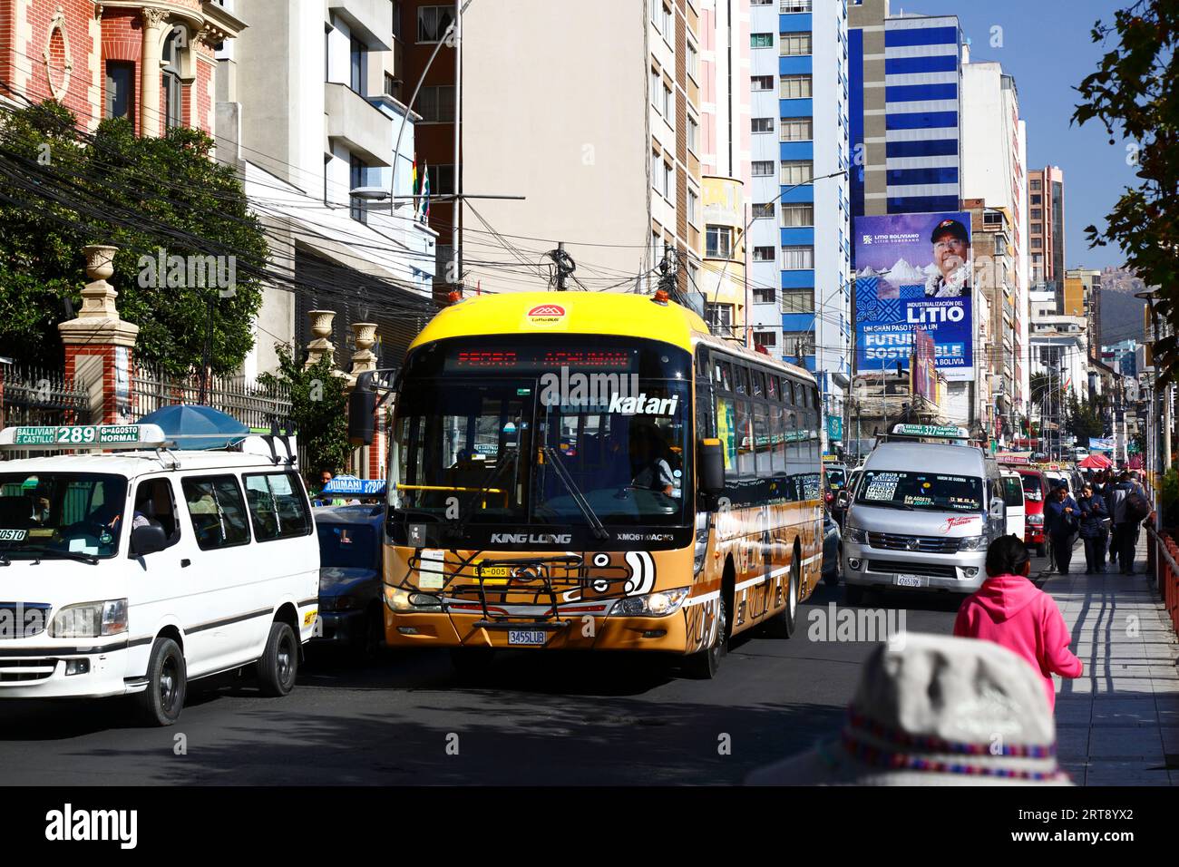 La Paz, BOLIVIEN; 11. September 2023: Ein öffentlicher Bus der Stadt Puma Katari auf Av 6 de Agosto, mit dem bolivianischen Präsidenten Luis Arce Catacora auf einer Horde, die die "Industrialisierung von Lithium, einen großen Schritt in Richtung einer nachhaltigen Zukunft für Bolivien" im Hintergrund fördert. Bolivien verfügt über einige der größten Lithiumreserven der Welt in der Salar de Uyuni-Saline, deren Entwicklung für die Wirtschaftspolitik der Regierung von zentraler Bedeutung ist. In diesem Jahr hat Bolivien mit dem chinesischen Batteriehersteller CATL und der Citic Guoan Group und dem russischen Staatsunternehmen Rosatom Vereinbarungen zur Entwicklung dieser Ressourcen unterzeichnet. Stockfoto