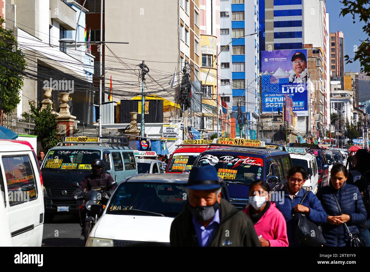 La Paz, BOLIVIEN; 11. September 2023: Staus auf Av 6 de Agosto im Zentrum von La Paz, mit dem bolivianischen Präsidenten Luis Arce Catacora auf einer Horde, die die "Industrialisierung von Lithium, einen großen Schritt in Richtung einer nachhaltigen Zukunft für Bolivien" im Hintergrund fördert. Bolivien verfügt über einige der größten Lithiumreserven der Welt in der Salar de Uyuni-Saline, deren Entwicklung für die Wirtschaftspolitik der Regierung von zentraler Bedeutung ist. In diesem Jahr hat Bolivien mit dem chinesischen Batteriehersteller CATL und der Citic Guoan Group und dem russischen Staatsunternehmen Rosatom Vereinbarungen zur Entwicklung dieser Ressourcen unterzeichnet. Stockfoto