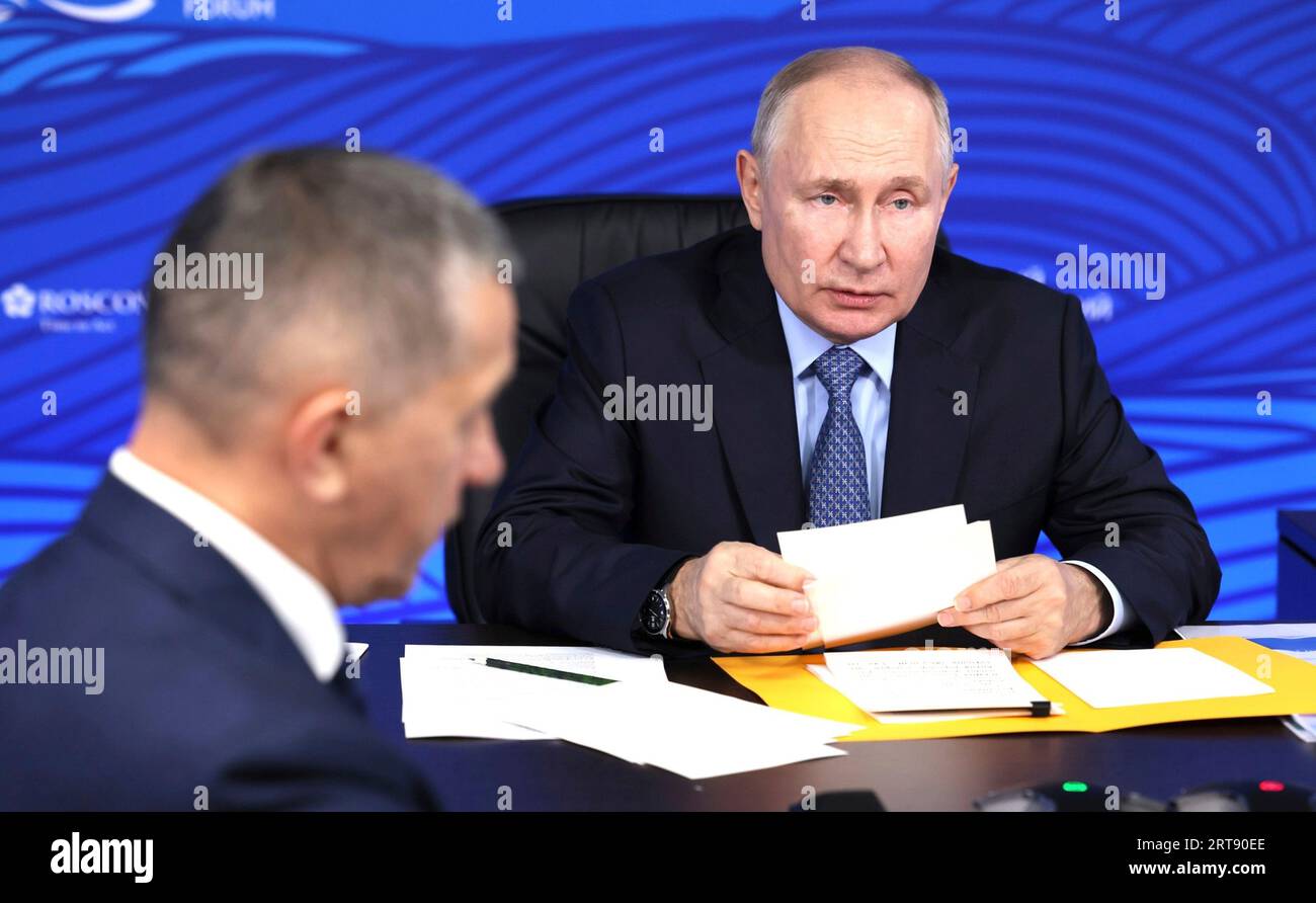 Wladiwostok, Russland. September 2023. Der russische Präsident Wladimir Putin, rechts, veranstaltet eine Videokonferenz über die wirtschaftliche Entwicklung der fernöstlichen Regionen, während der stellvertretende Ministerpräsident Juri Trutnev, links, hört, am 11. September 2023 in Wladiwostok, Russland. Kredit: Mikhail Metzel/Kreml Pool/Alamy Live News Stockfoto
