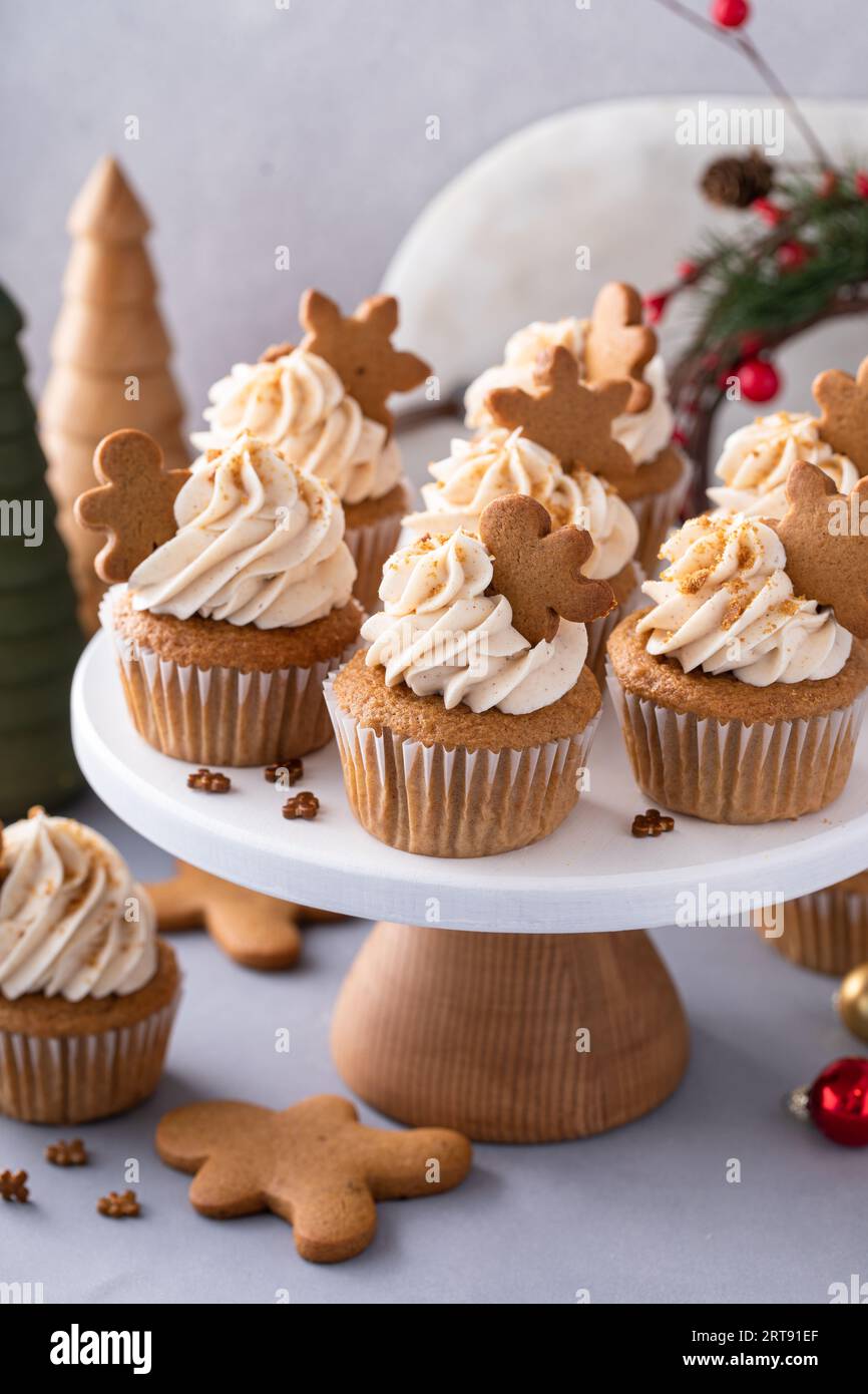 Lebkuchen-Cupcakes mit warmen Wintergewürzen und kleinen Lebkuchen, Dessert-Idee für Weihnachten Stockfoto