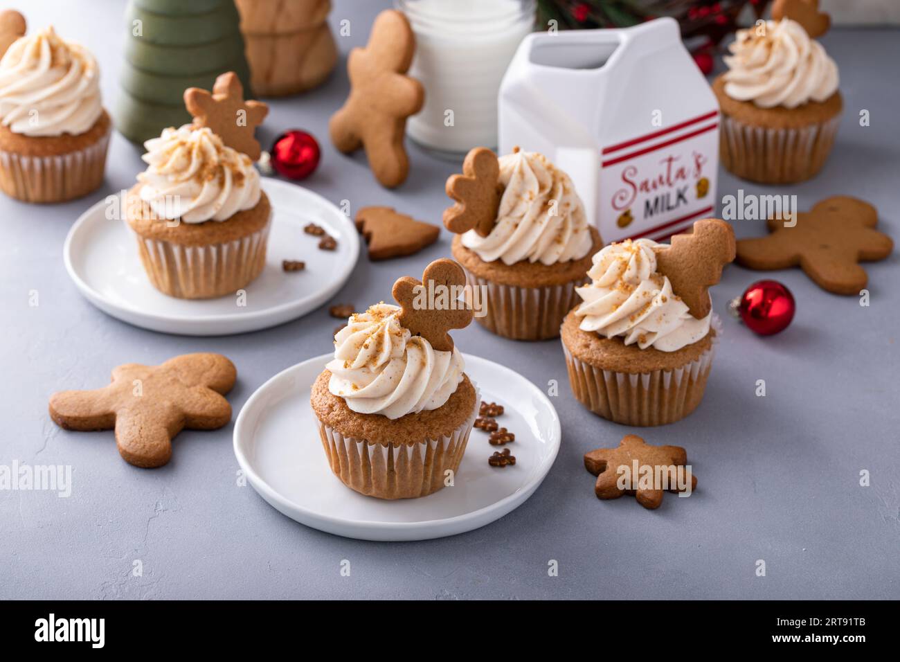 Lebkuchen-Cupcakes mit warmen Wintergewürzen und kleinen Lebkuchen, Dessert-Idee für Weihnachten Stockfoto