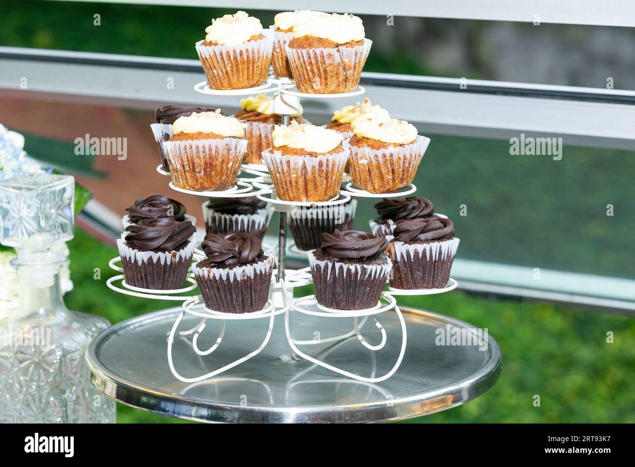 Gesellschaftliche Veranstaltungen; individuelle Präsentation von Desserts für Gäste an der Rezeption Stockfoto