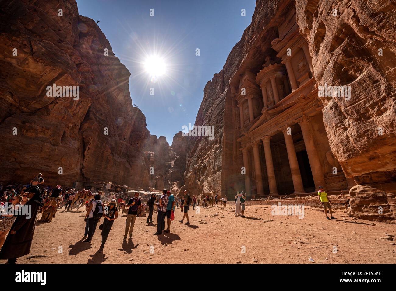 Touristen vor der Schatzkammer (Al-Khazneh), Petra archäologische Stätte, Jordanien Stockfoto