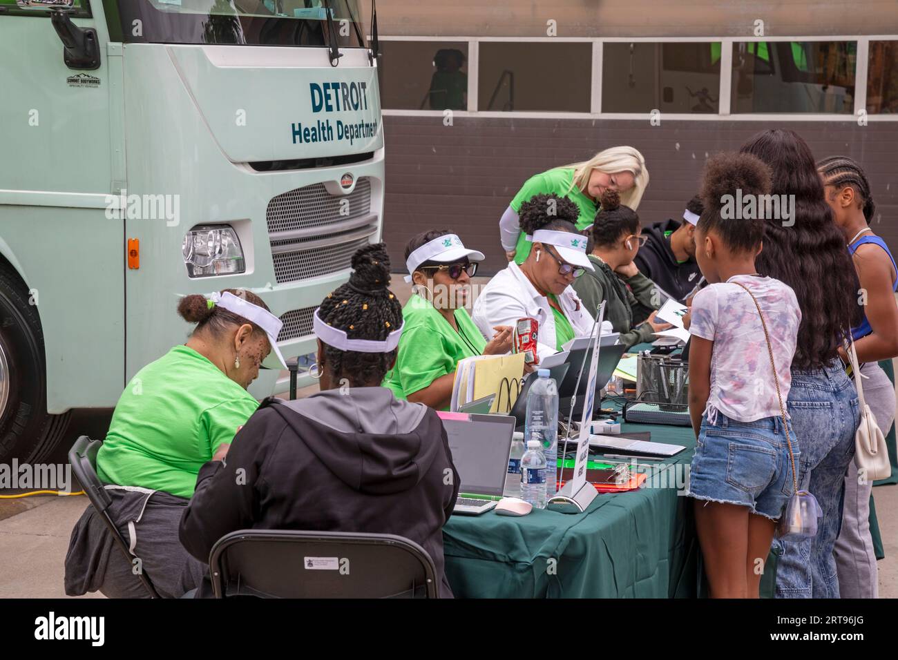 Detroit, Michigan - das Detroit Health Department hielt eine gut besuchte Blockparty ab, die gesunde Lebensberatung, Impfstoffe, Gesundheitsscreening, A bot Stockfoto