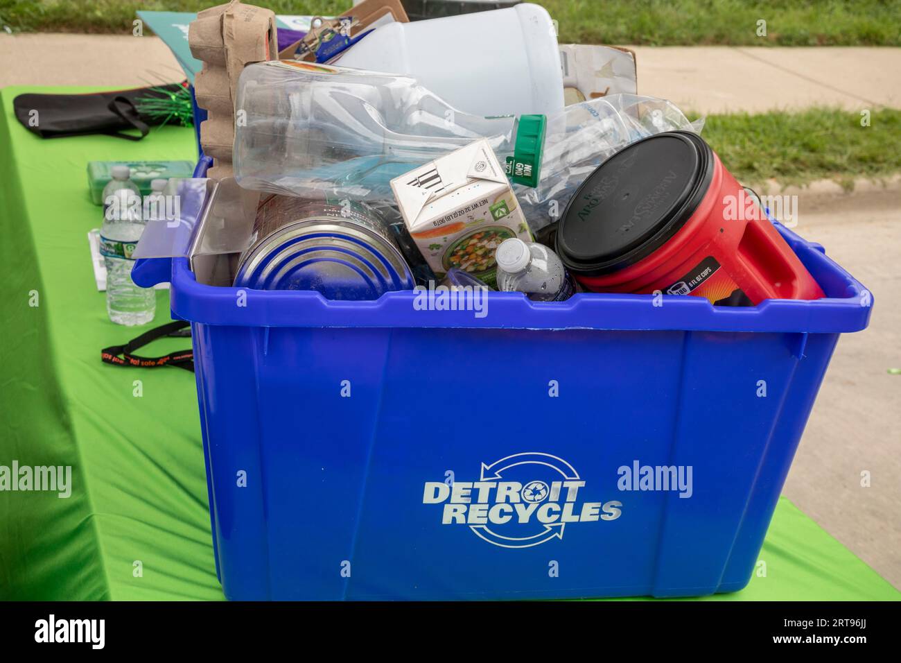 Detroit, Michigan - das Detroit Health Department hielt eine gut besuchte Blockparty ab, die gesunde Lebensberatung, Impfstoffe, Gesundheitsscreening, A bot Stockfoto