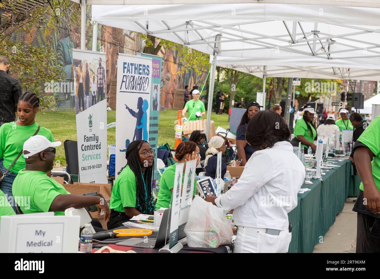 Detroit, Michigan - das Detroit Health Department hielt eine gut besuchte Blockparty ab, die gesunde Lebensberatung, Impfstoffe, Gesundheitsscreening, A bot Stockfoto