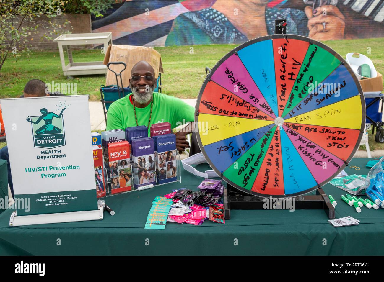 Detroit, Michigan - das Detroit Health Department hielt eine gut besuchte Blockparty ab, die gesunde Lebensberatung, Impfstoffe, Gesundheitsscreening, A bot Stockfoto