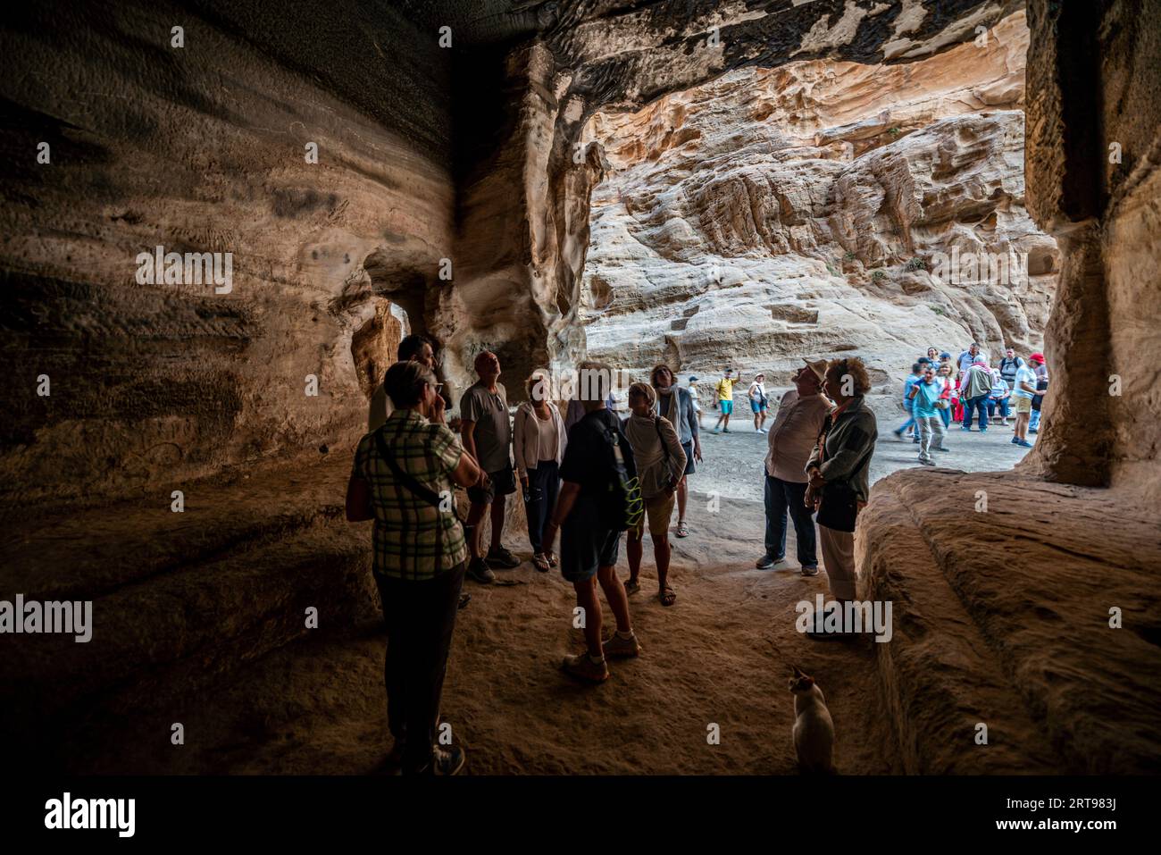 Touristen, die Little Petra (Siq al-Barid,), Jordanien besuchen Stockfoto