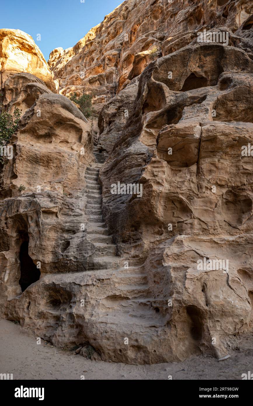 Gemeißelte felsige Treppen in Little Petra (Siq al-Barid), Jordanien Stockfoto