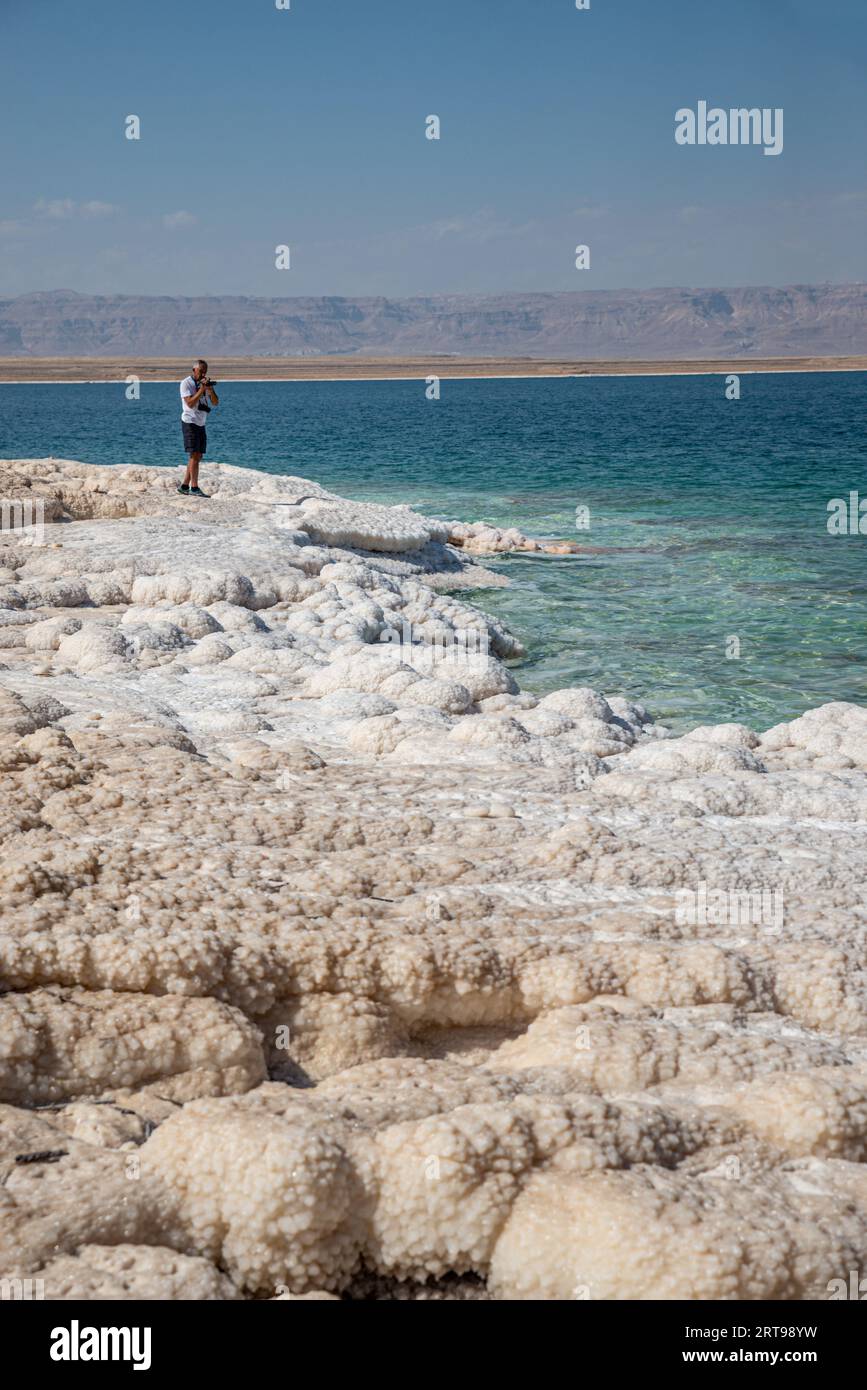 Salzige Ufer des Toten Meeres, Jordanien Stockfoto