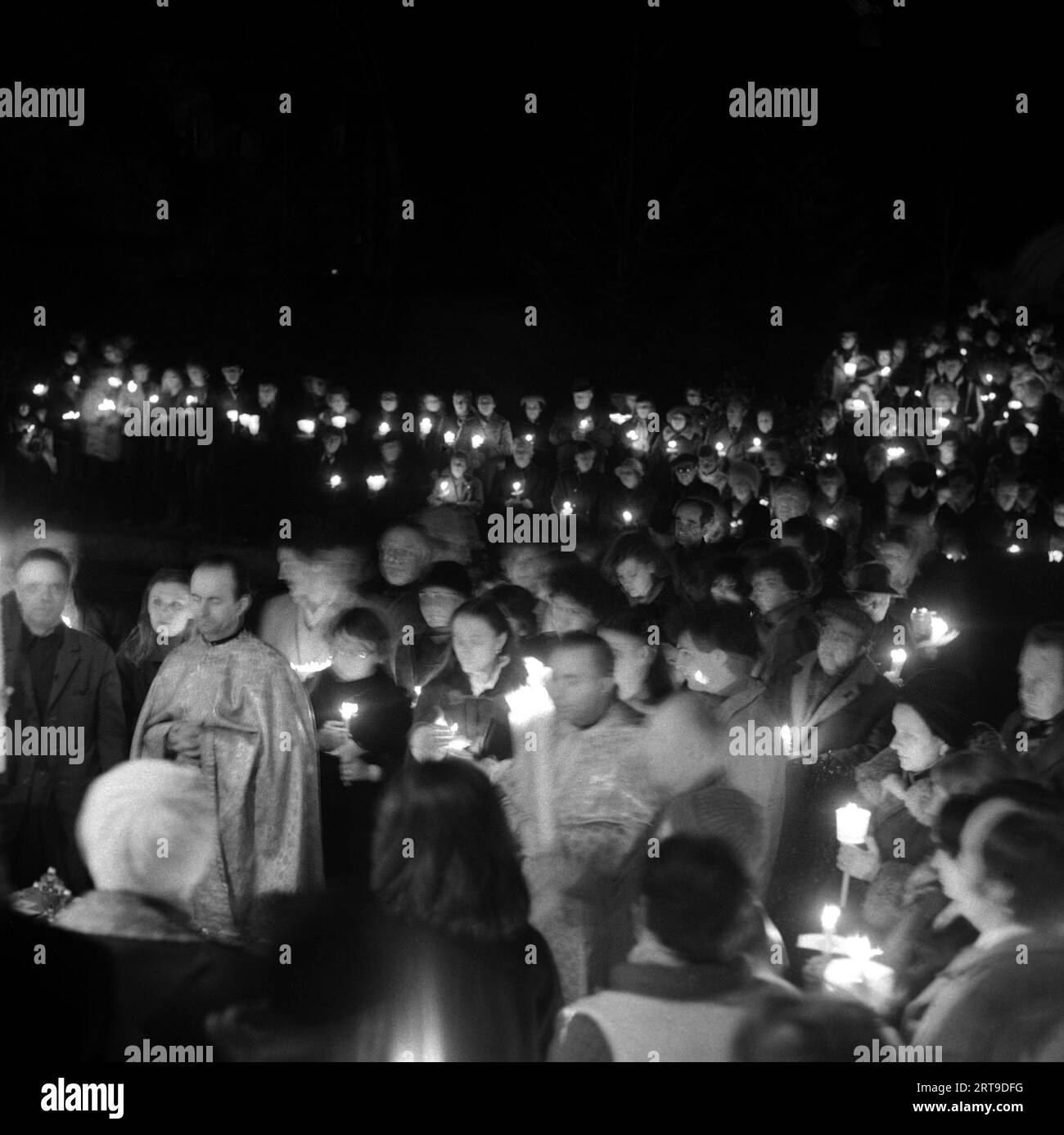 Die Sozialistische Republik Rumänien, ca. 1976. Abendlicher Ostergottesdienst vor einer christlich-orthodoxen Kirche. Gläubige, die brennende Kerzen halten, ein Symbol des Heiligen Lichts. Stockfoto