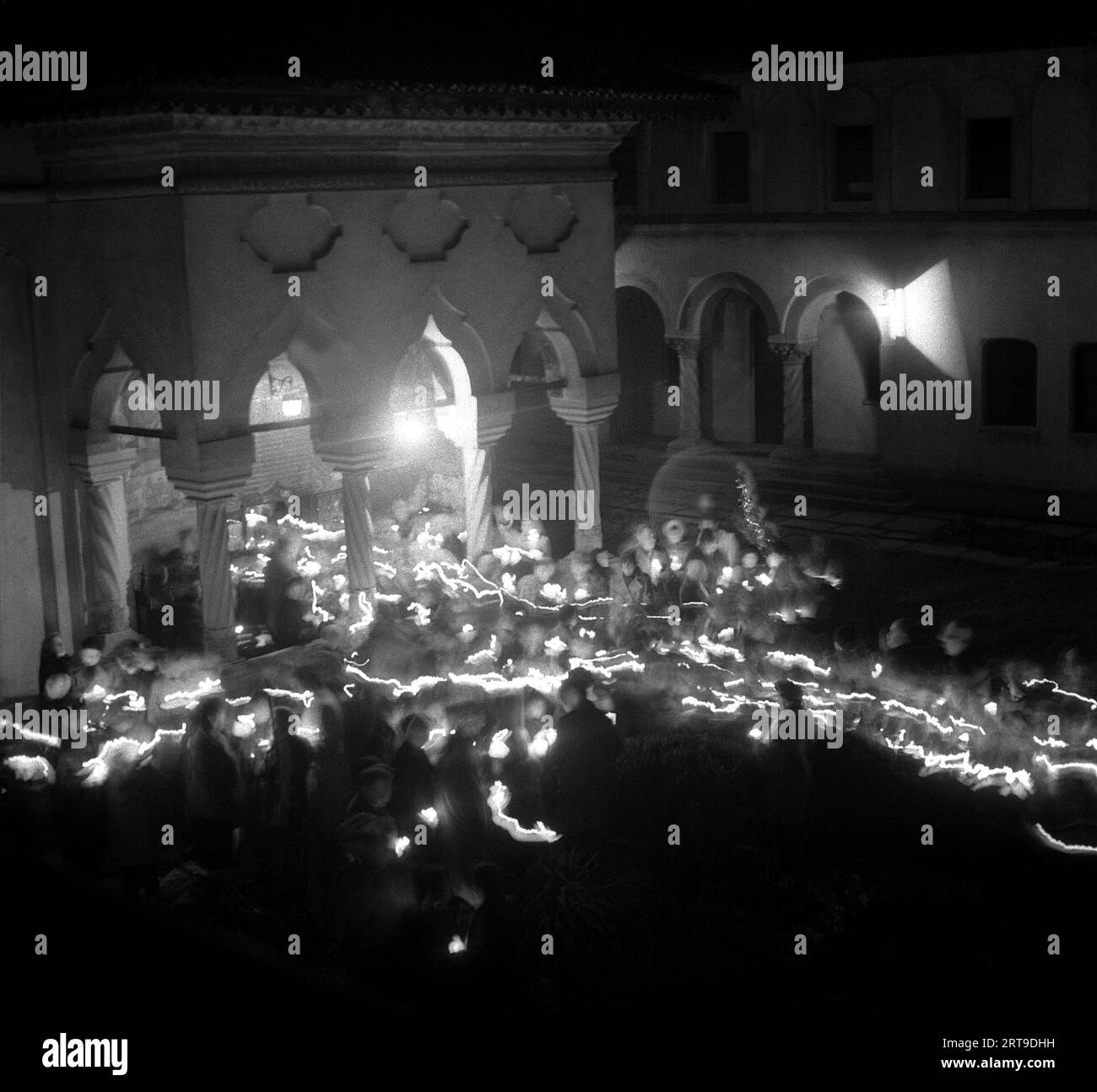 Die Sozialistische Republik Rumänien, ca. 1976. Abendlicher Ostergottesdienst vor einer christlich-orthodoxen Kirche. Gläubige, die brennende Kerzen halten, ein Symbol des Heiligen Lichts. Stockfoto