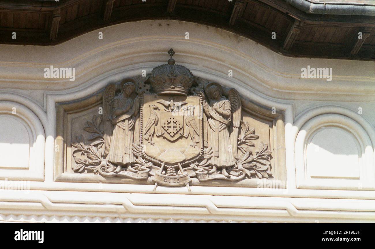 Bukarest, Rumänien, ca. 2000. Nahaufnahme des Wappens des rumänischen Patriarchats an der rumänischen orthodoxen Patriarchalkathedrale. Stockfoto