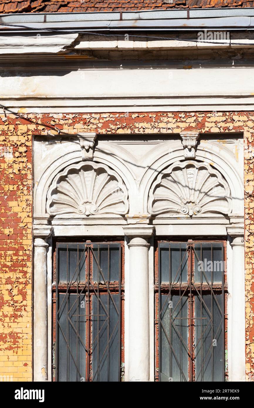 Fenster eines sehr alten Hauses. Erhaltung der historischen Architektur. Nahaufnahme. Frontale Ansicht. Stockfoto