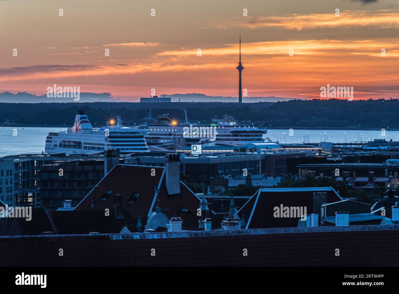 Point de Vue de Kohtuotsa depuis la ville Haute Toompea au Lever du soleil Stockfoto