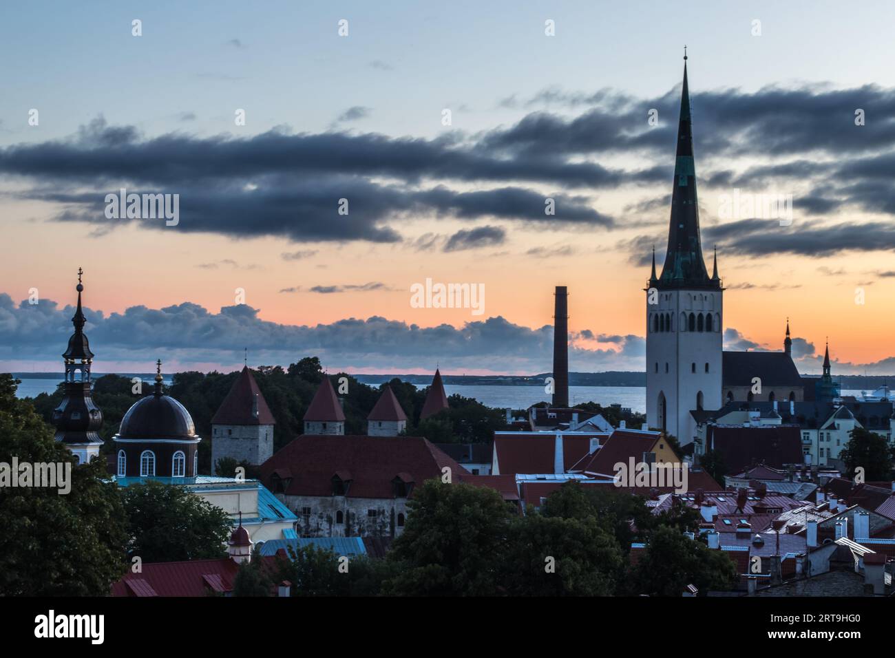 Point de Vue de Kohtuotsa depuis la ville Haute Toompea au Lever du soleil Stockfoto