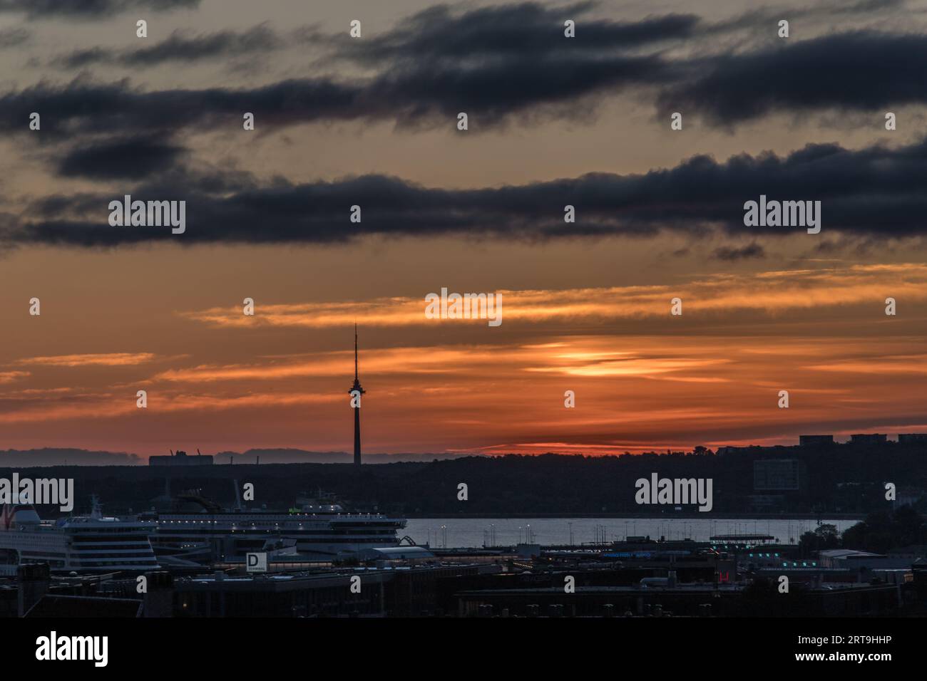 Point de Vue de Kohtuotsa depuis la ville Haute Toompea au Lever du soleil Stockfoto