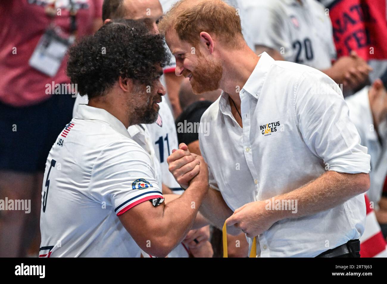 Düsseldorf, Deutschland. September 2023. Harry gratuliert Lt. Isaiah Staley vom Team USA. Gibt den USA-Spielern ihre Medaillen. Der Duke of Sussex, Prinz Harry, schaut sich das Spiel an und interagiert mit eingeladenen Gästen, Fans, Kindern und sogar einem Wursthund eines britischen Athleten, bevor er Team USA nach ihrem Sieg ihre Goldmedaillen überreicht. Das Team United Kingdom spielt heute Abend in der Spiel Merkur Arena im Rugbyfinale für Rollstuhlfahrer Team USA. Tag 2 der Invictus Games Düsseldorf in und um die Merkur Spiel Arena. Quelle: Imageplotter/Alamy Live News Stockfoto