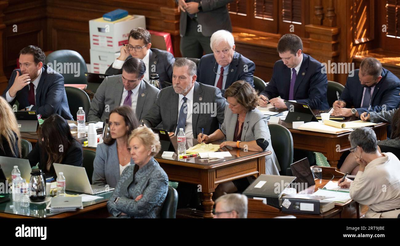 Austin, Texas, USA, 11. September 2023: Die Amtsenthebungsleiter des texanischen Repräsentantenhauses, alle gewählten Staatsvertreter, hören während des 5. Tages der Aussetzung des Amtsenthebungsverfahrens des texanischen Generalstaatsanwalts KEN PAXTON im Senat von Texas zu. Quelle: Bob Daemmrich/Alamy Live News Stockfoto