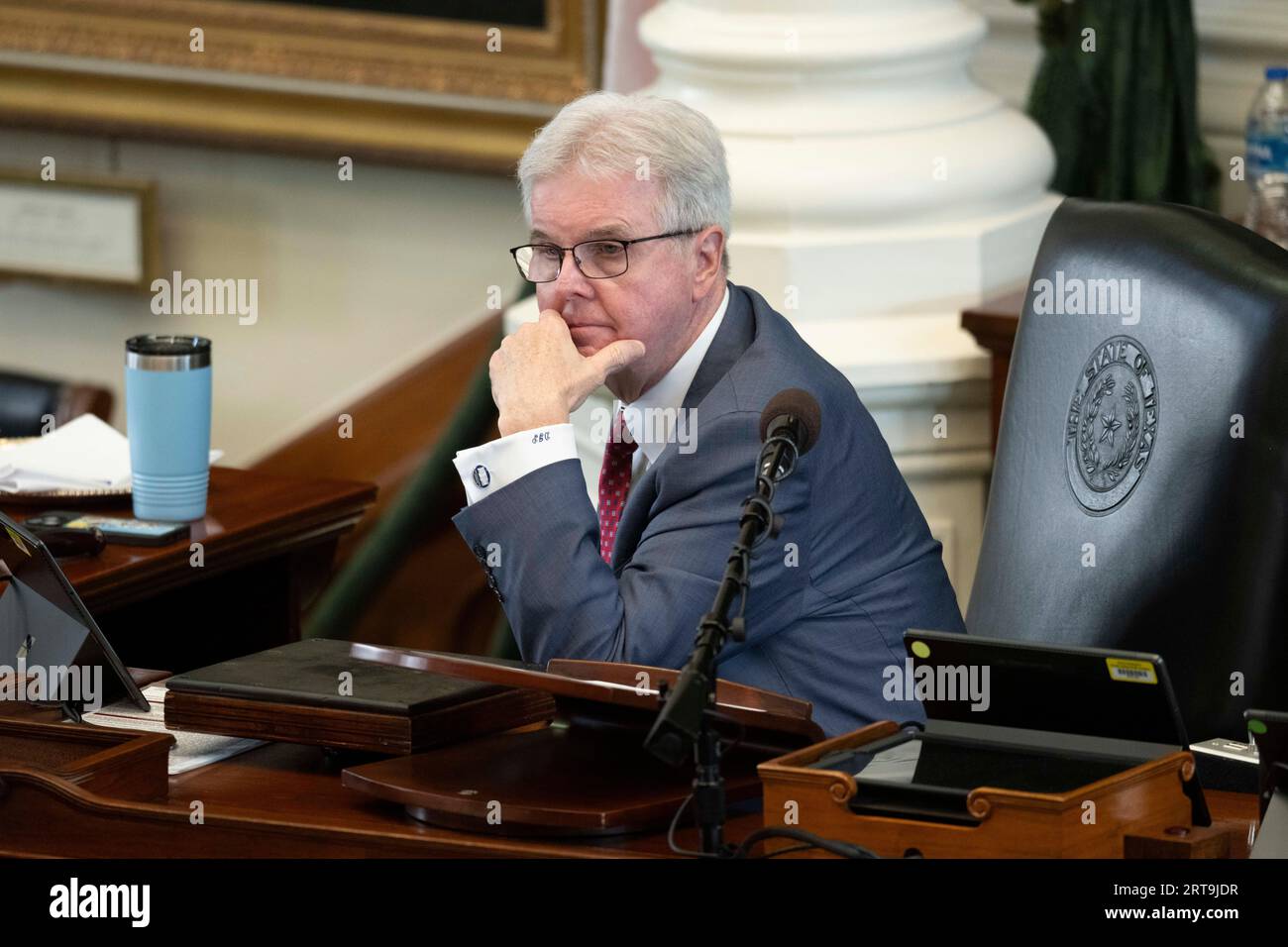 Austin, Texas USA, 11. September 2023. Texas Lt. Reg. DAN PATRICK, der als Prozessrichter fungiert, hört die Aussage am 5. Tag des Amtsenthebungsverfahrens von Texas, Attorney General Ken Paxton, im Senat von Texas. Quelle: Bob Daemmrich/Alamy Live News Stockfoto