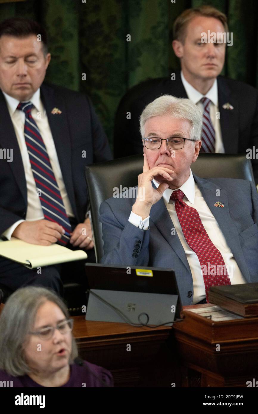 Austin, Texas, USA, 11. September 2023: Texas Lt.-Regierender DAN PATRICK hört als Prozessrichter die Zeugenaussagen am 5. Tag des suspendierten Amtsenthebungsverfahrens von Texas Attorney General Ken Paxton im Senat von Texas. Quelle: Bob Daemmrich/Alamy Live News Stockfoto