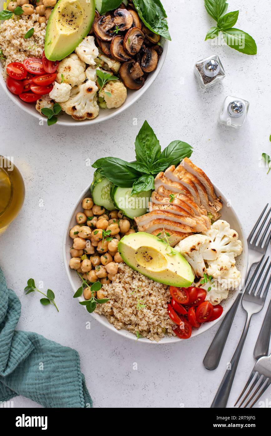 Gesunde proteinreiche Mittagsschüsseln, vegan pflanzlich mit Pilzen und Hühnchen-Optionen Stockfoto