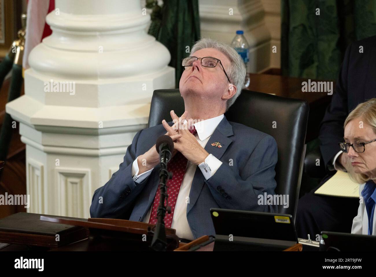 Austin, Texas USA, 11. September 2023. Texas Lt. Reg. DAN PATRICK, der als Prozessrichter fungiert, hört die Aussage am 5. Tag des Amtsenthebungsverfahrens von Texas, Attorney General Ken Paxton, im Senat von Texas. Quelle: Bob Daemmrich/Alamy Live News Stockfoto