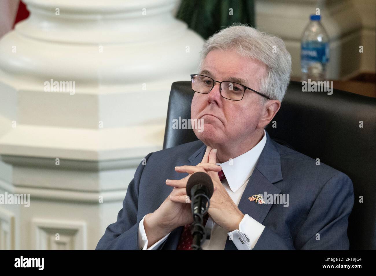 Austin, Texas USA, 11. September 2023. Texas Lt. Reg. DAN PATRICK, der als Prozessrichter fungiert, hört die Aussage am 5. Tag des Amtsenthebungsverfahrens von Texas, Attorney General Ken Paxton, im Senat von Texas. Quelle: Bob Daemmrich/Alamy Live News Stockfoto