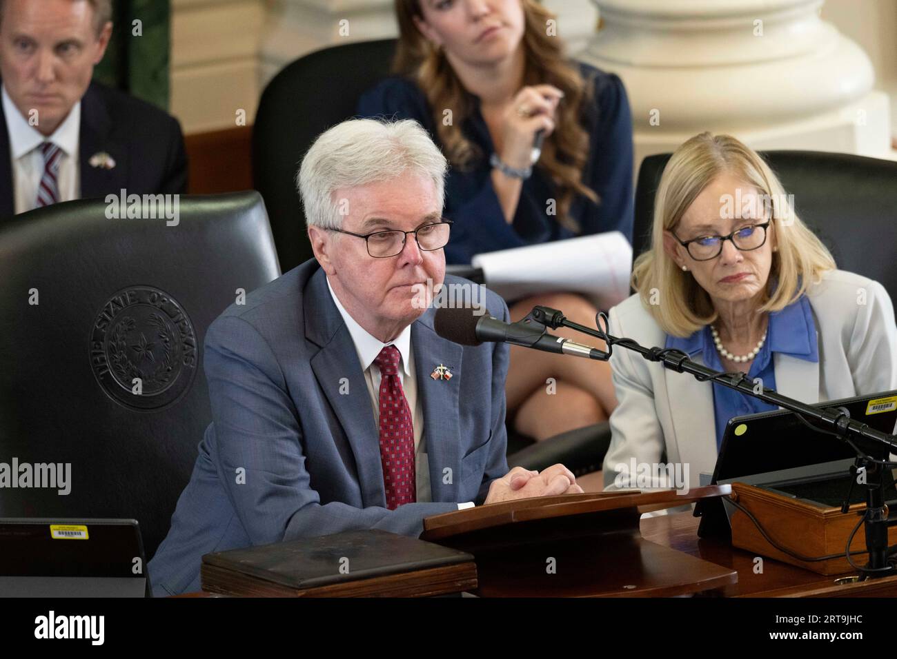 Austin, Texas USA, 11. September 2023. Texas Lt. Reg. DAN PATRICK, der als Prozessrichter fungiert, hört die Aussage am 5. Tag des Amtsenthebungsverfahrens von Texas, Attorney General Ken Paxton, im Senat von Texas. Quelle: Bob Daemmrich/Alamy Live News Stockfoto