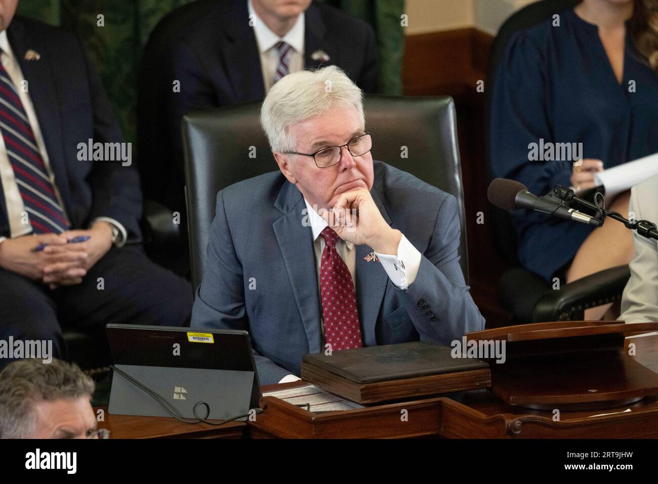 Austin, Texas USA, 11. September 2023. Texas Lt. Reg. DAN PATRICK, der als Prozessrichter fungiert, hört die Aussage am 5. Tag des Amtsenthebungsverfahrens von Texas, Attorney General Ken Paxton, im Senat von Texas. Quelle: Bob Daemmrich/Alamy Live News Stockfoto