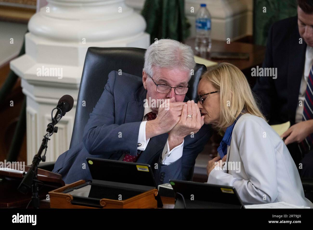 Austin, Texas, USA, 11. September 2023: Texas LT.-Gouverneur DAN PATRICK (links) und die Rechtsberaterin LANA MYERS flüstern während eines Urteils am 5. Tag, in dem der Amtsenthebungsprozess von Texas Attorney General Ken Paxton im Senat von Texas ausgesetzt wurde. Patrick, der kein Anwalt ist, dient als Prozessrichter mit Hilfe von Myers, einem pensionierten Bezirksrichter. Quelle: Bob Daemmrich/Alamy Live News Stockfoto