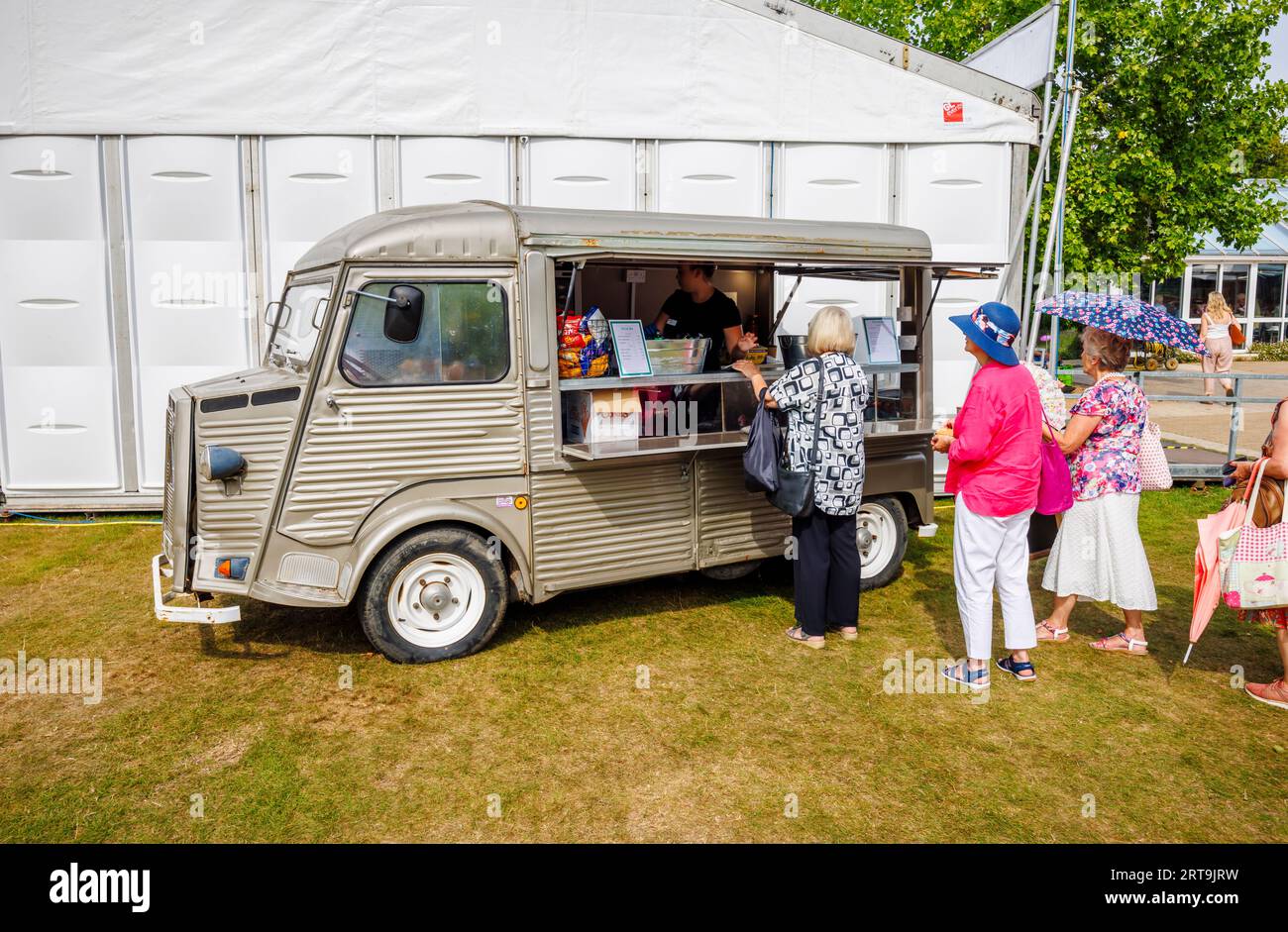 Vintage Citroen mobiler Eiswagen und Snackbar bei der RHS Wisley Flower Show unterstützt von Stressless, September 2023, RHS Garden Wisley, Surrey Stockfoto