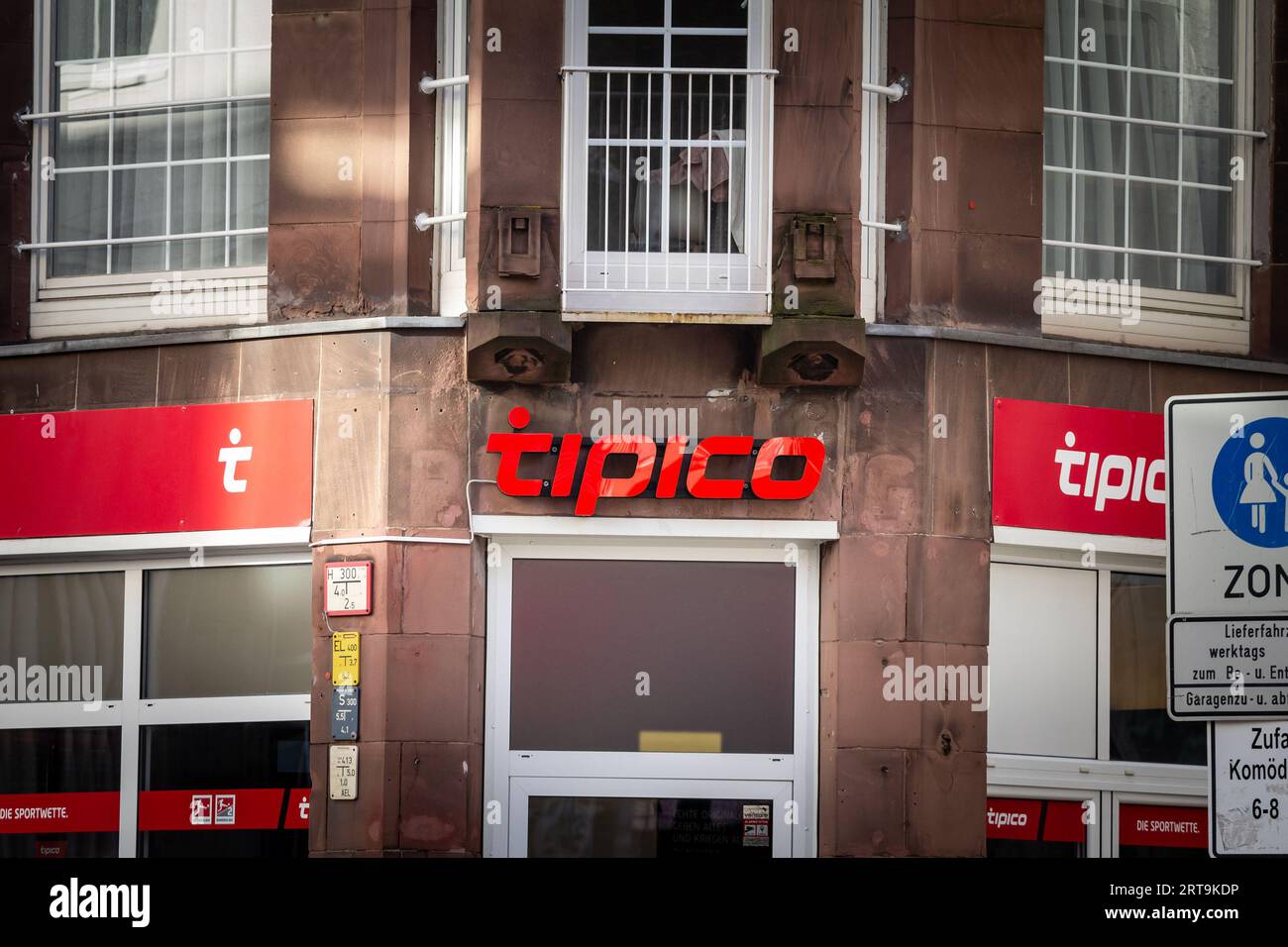 Bild eines Schildes mit dem Logo von Tipico auf ihrem Hauptspielsalon für Köln. Tipico ist ein internationaler Anbieter von Sportwetten Stockfoto