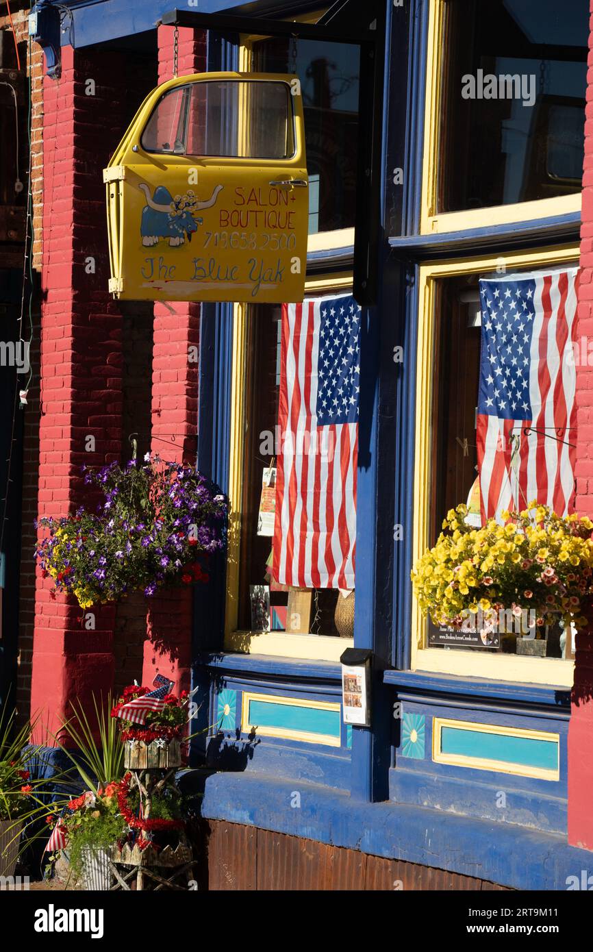 Das BlueYak in Creede, Colorado, ist mit amerikanischen Flaggen und einer alten gelben Autotür für den Volkswagen Käfer ausgestattet Stockfoto