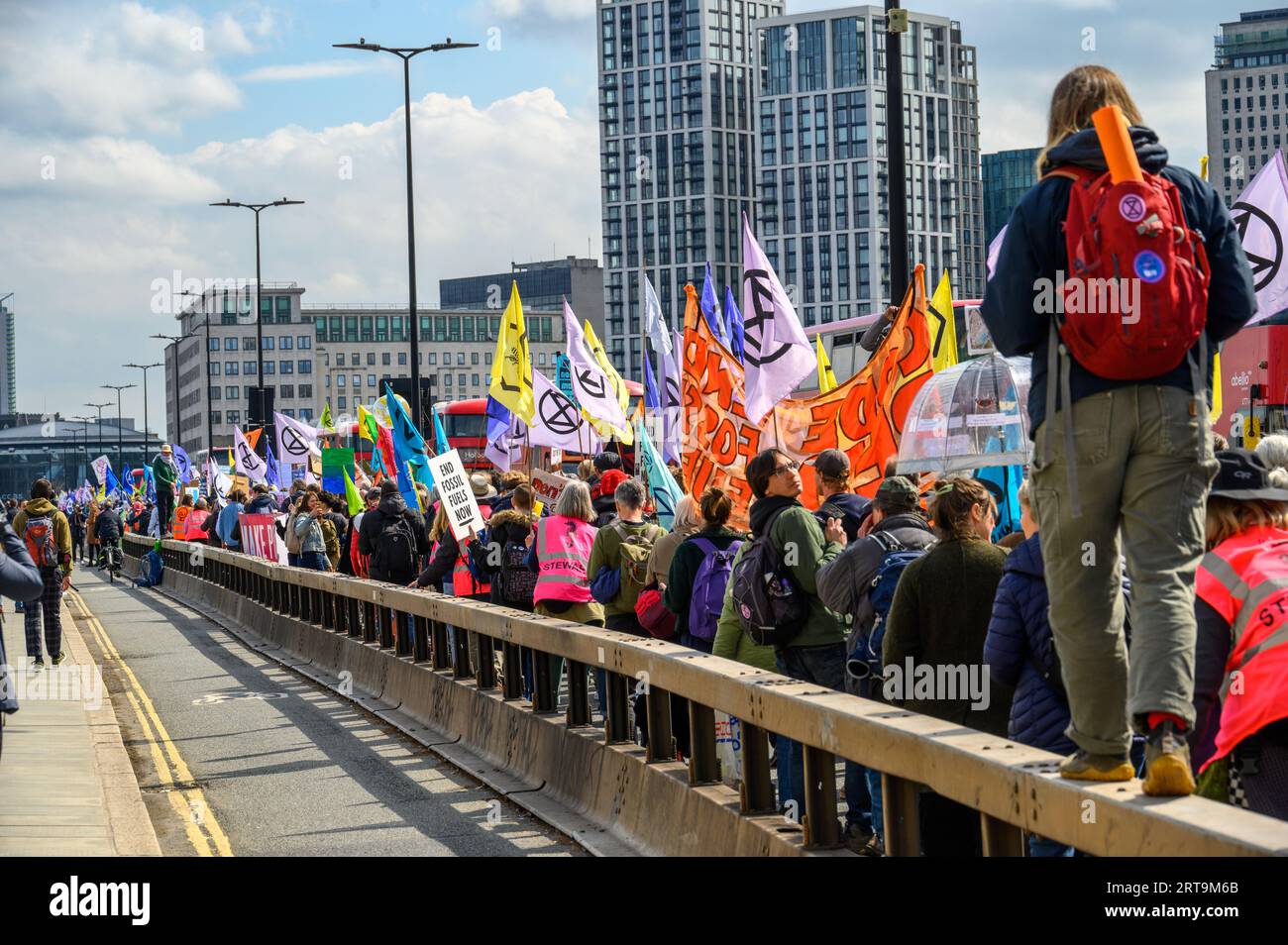 LONDON - 24. April 2023: Erleben Sie einen farbenfrohen protestmarsch der Extinction Rebellion auf der Waterloo Bridge, während sich XR-Aktivisten für Klimaschutzmaßnahmen einladen. Stockfoto