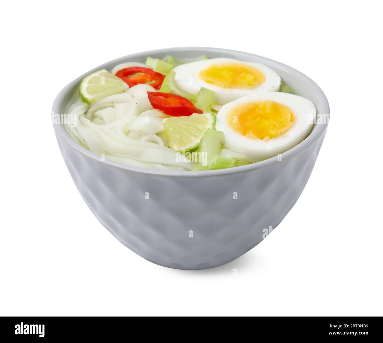 Schüssel mit köstlicher Reisnudelsuppe mit Sellerie und Ei auf weißem Hintergrund Stockfoto