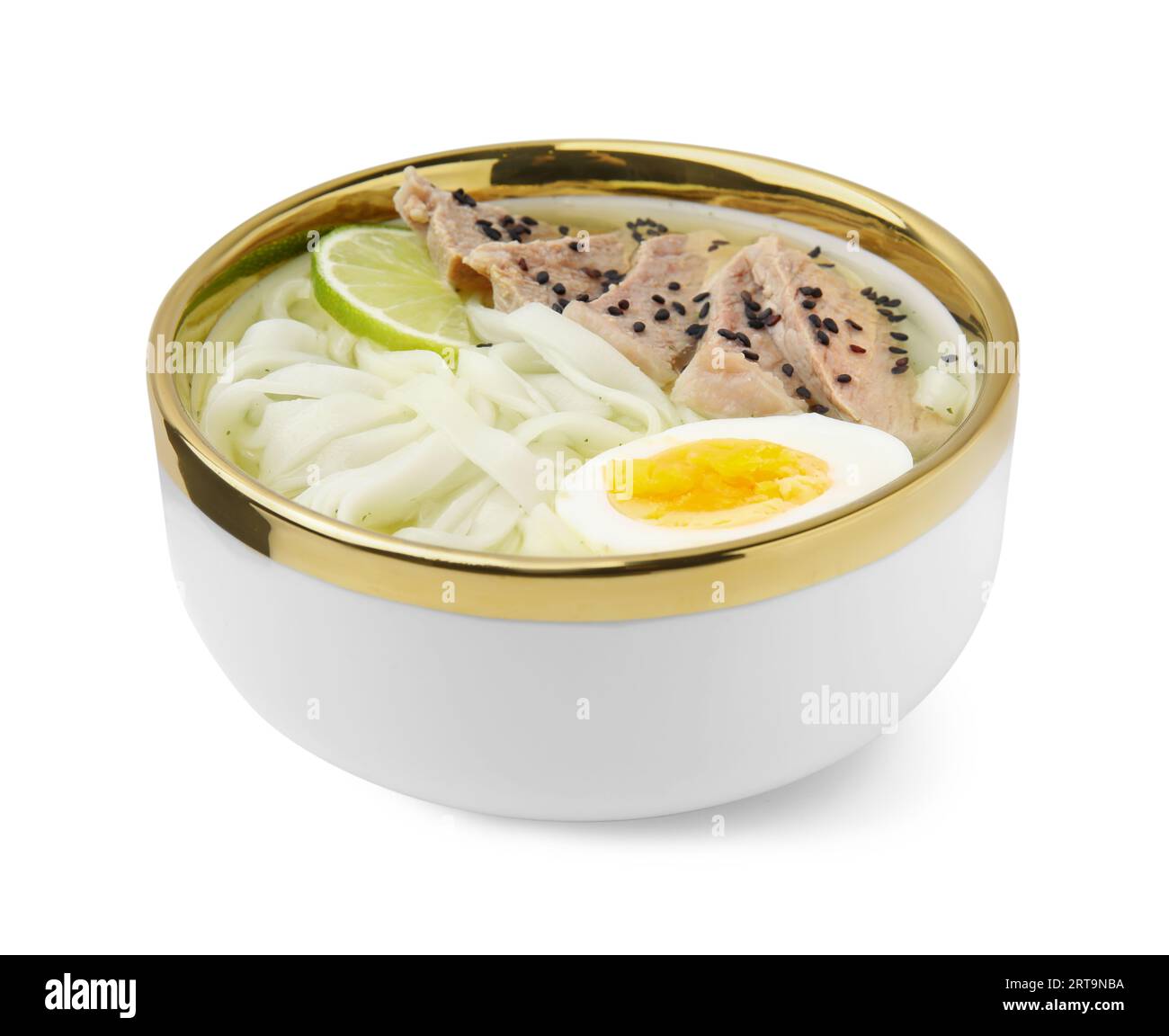 Schüssel mit köstlicher Reisnudelsuppe mit Fleisch und Ei isoliert auf weiß Stockfoto