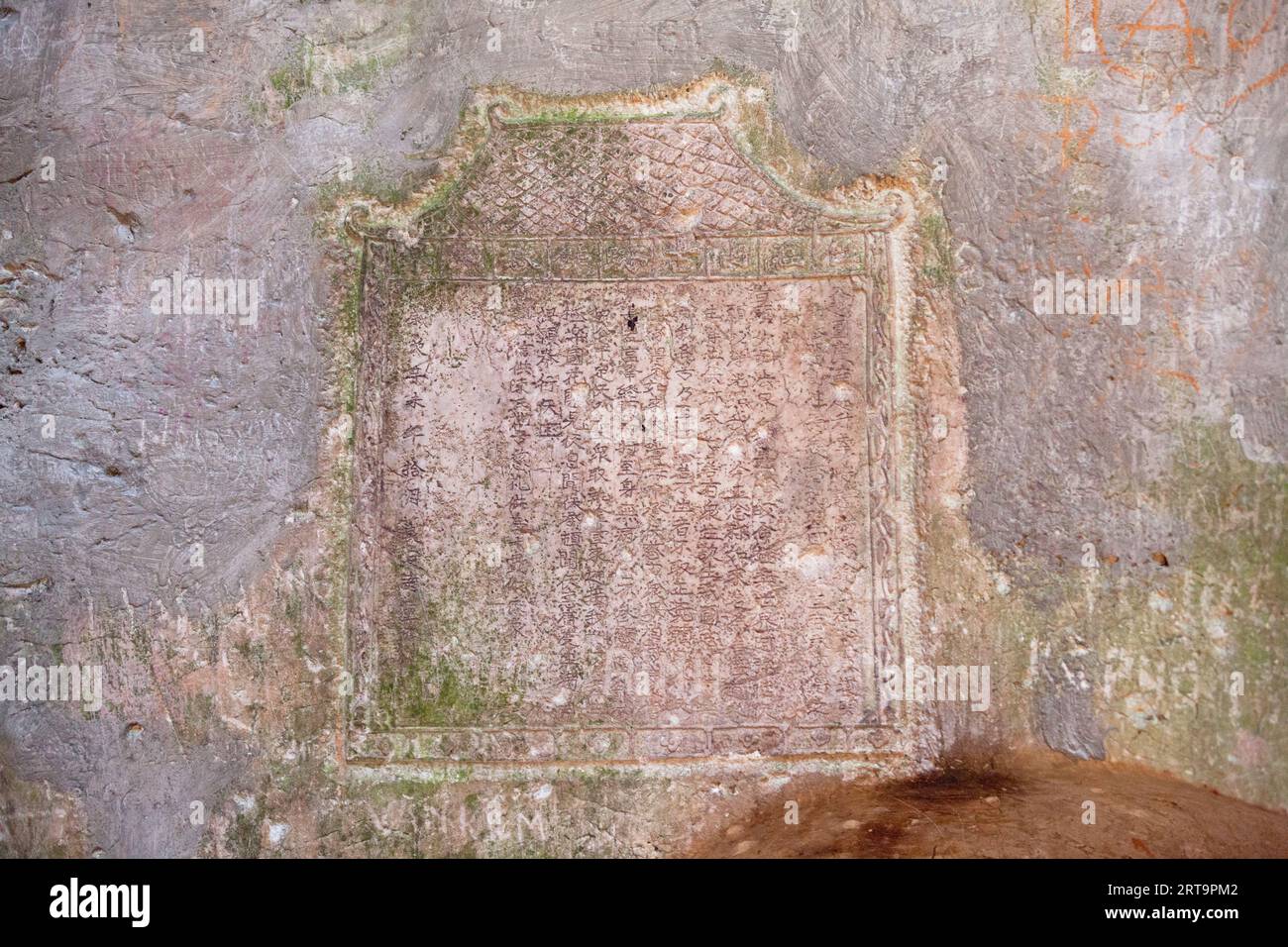Chinesisches Gebet an einer Wand in der Van Thong Höhle in den Marmorbergen. Stockfoto