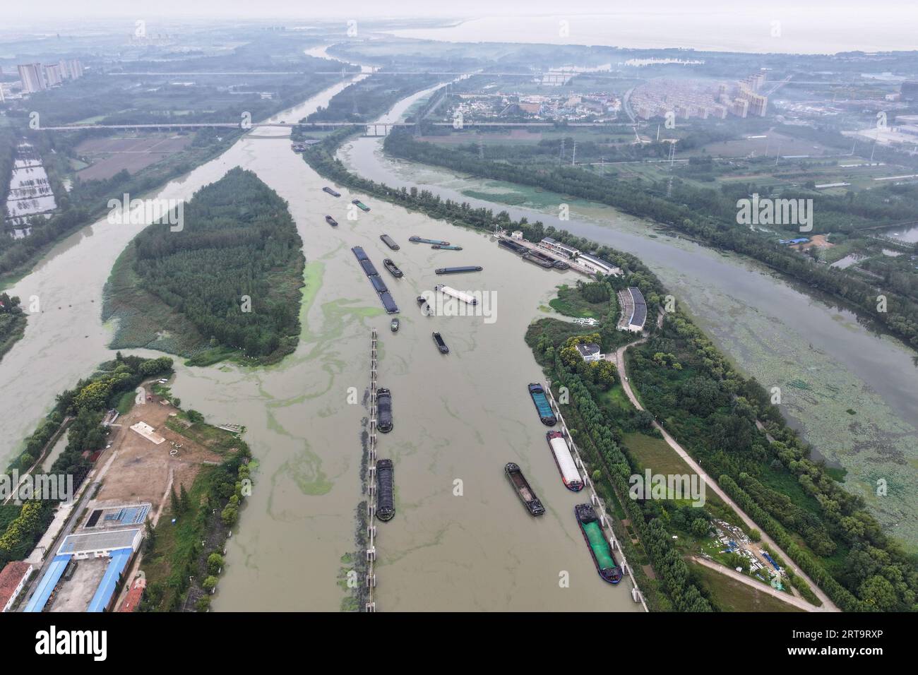 SUQIAN, CHINA - 12. SEPTEMBER 2023 - Frachtschiffe fahren entlang des suqian-Abschnitts des Grand Canal Peking-Hangzhou in Suqian, Provinz Jiangsu, Chin Stockfoto