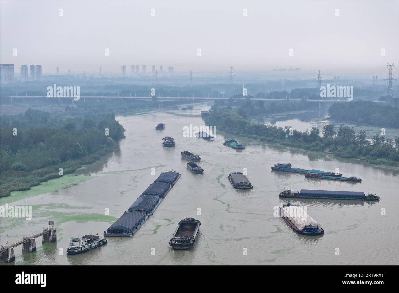 SUQIAN, CHINA - 12. SEPTEMBER 2023 - Frachtschiffe fahren entlang des suqian-Abschnitts des Grand Canal Peking-Hangzhou in Suqian, Provinz Jiangsu, Chin Stockfoto