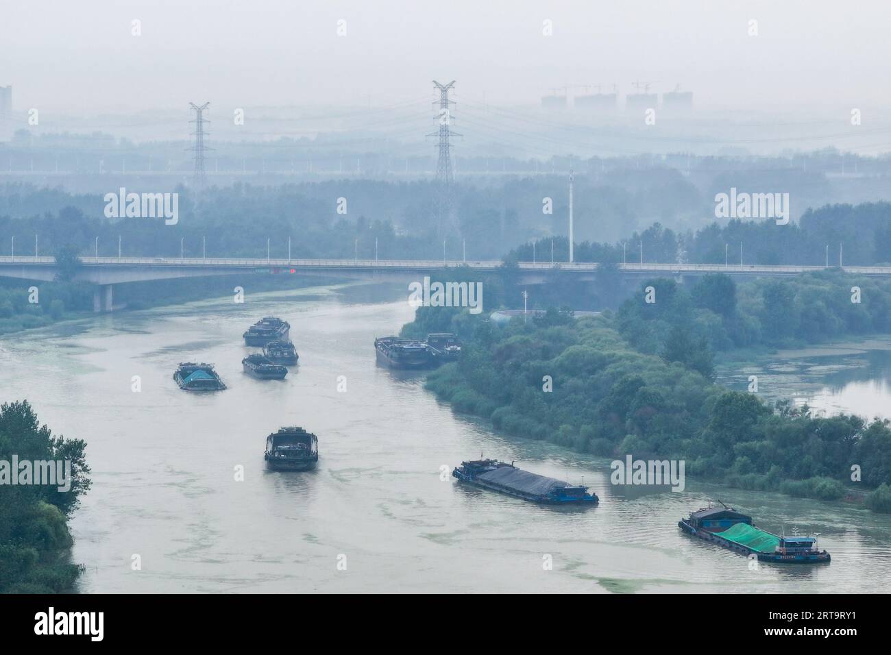 SUQIAN, CHINA - 12. SEPTEMBER 2023 - Frachtschiffe fahren entlang des suqian-Abschnitts des Grand Canal Peking-Hangzhou in Suqian, Provinz Jiangsu, Chin Stockfoto