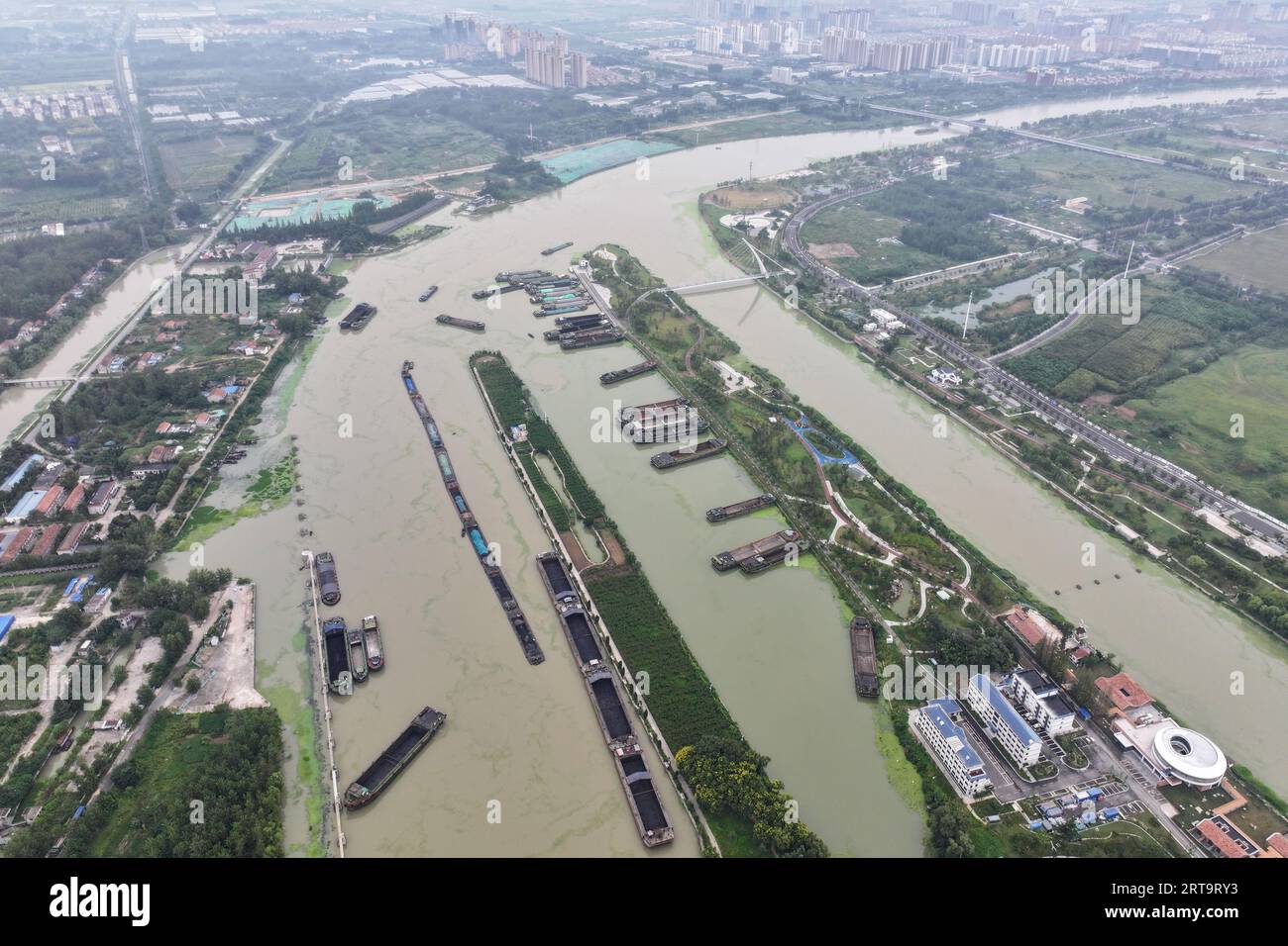 SUQIAN, CHINA - 12. SEPTEMBER 2023 - Frachtschiffe fahren entlang des suqian-Abschnitts des Grand Canal Peking-Hangzhou in Suqian, Provinz Jiangsu, Chin Stockfoto