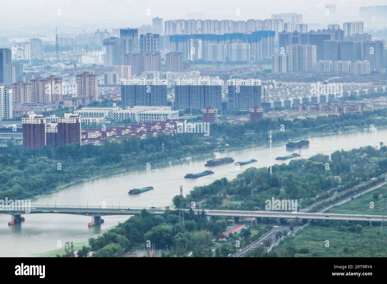 SUQIAN, CHINA - 12. SEPTEMBER 2023 - Frachtschiffe fahren entlang des suqian-Abschnitts des Grand Canal Peking-Hangzhou in Suqian, Provinz Jiangsu, Chin Stockfoto