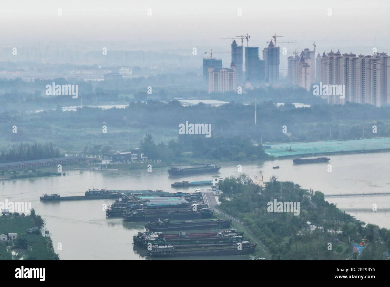 SUQIAN, CHINA - 12. SEPTEMBER 2023 - Frachtschiffe fahren entlang des suqian-Abschnitts des Grand Canal Peking-Hangzhou in Suqian, Provinz Jiangsu, Chin Stockfoto