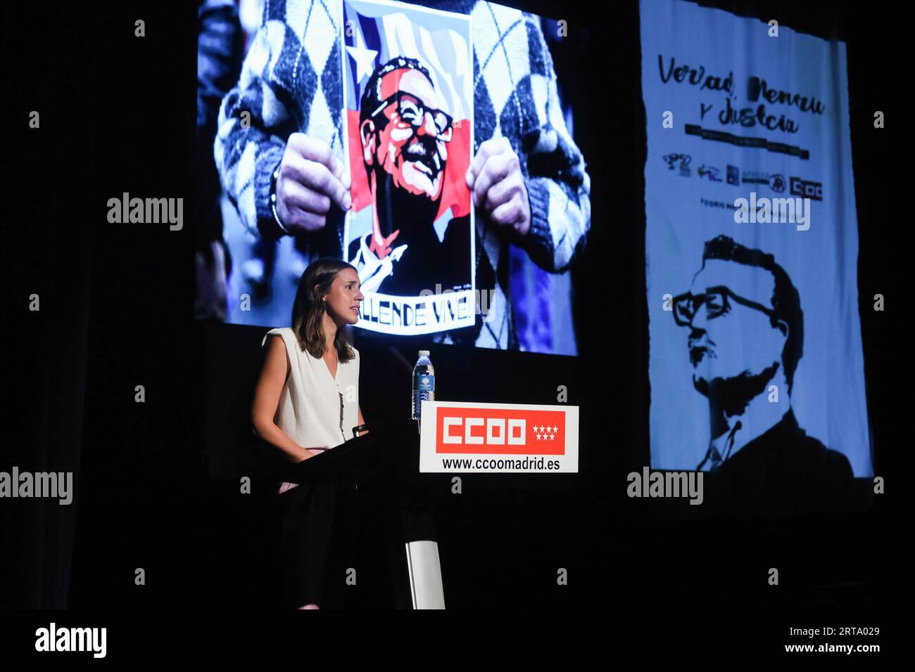 Madrid, Spanien. September 2023. Irene Montero, amtierende Gleichstellungsministerin, spricht an die Anwesenden während einer Gedenkveranstaltung zum 50. Jahrestag des Staatsstreichs in Chile. Anlässlich des 50. Jahrestages des chilenischen Staatsstreichs von Augusto Pinochet gegen Präsident Salvador Allende 1973 findet im Hauptquartier der Arbeiterkommissionen (CCOO) in Madrid eine Veranstaltung statt. (Foto: David Canales/SOPA Images/SIPA USA) Credit: SIPA US/Alamy Live News Stockfoto