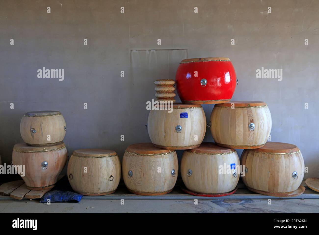 Große Trommel im chinesischen Stil in der Werkstatt Stockfoto